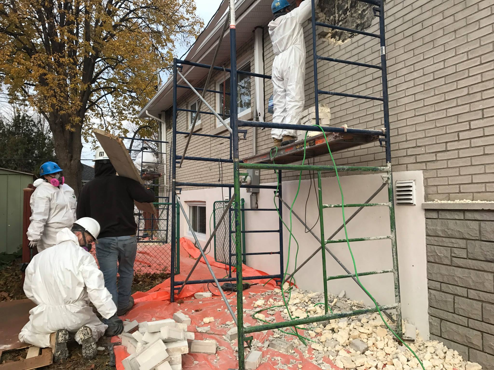 Décontamination et reconstruction de l'enveloppe de bâtiment-1