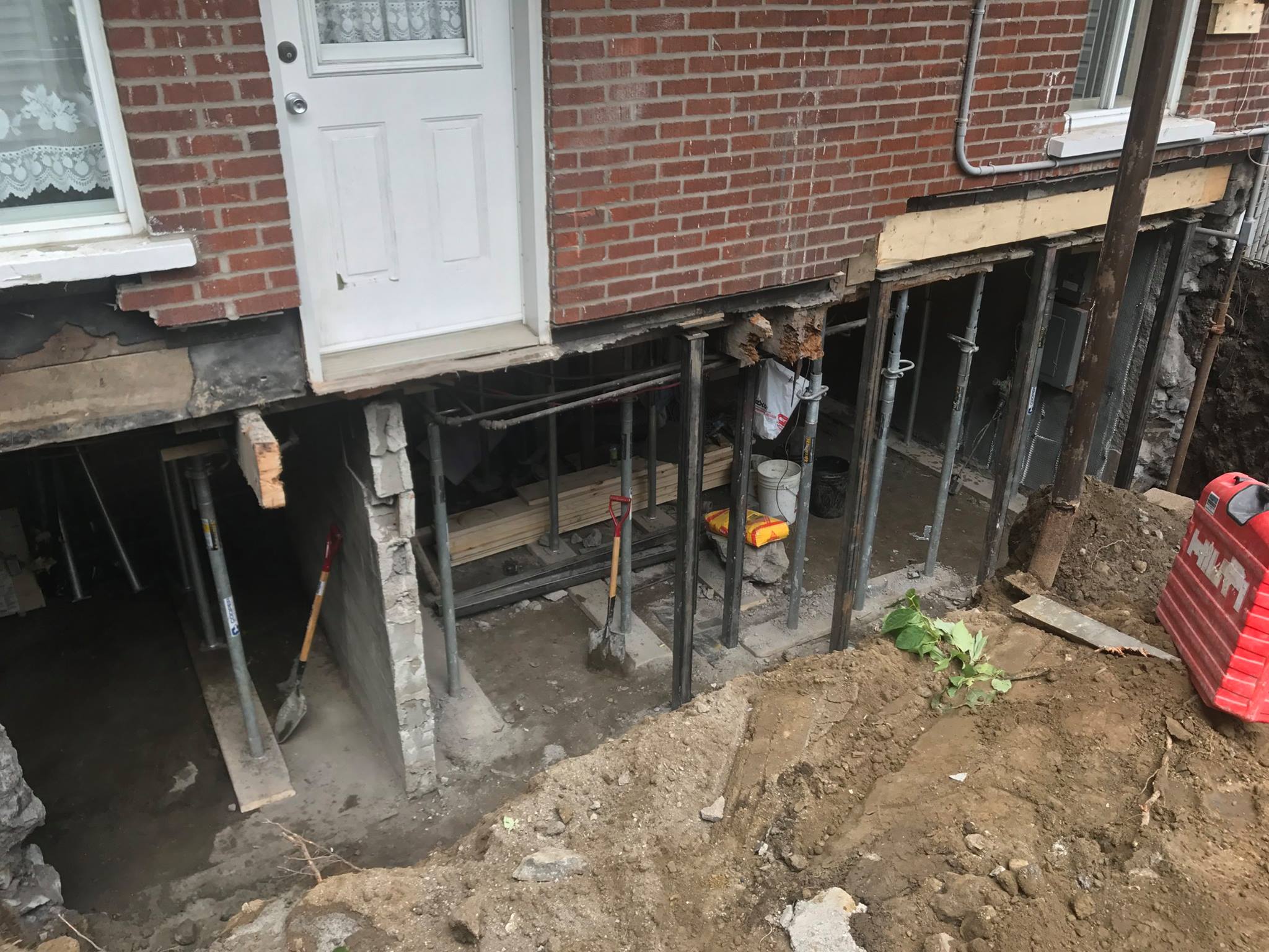 Reconstruction d'un mur de fondation et descente d'escalier en béton-1